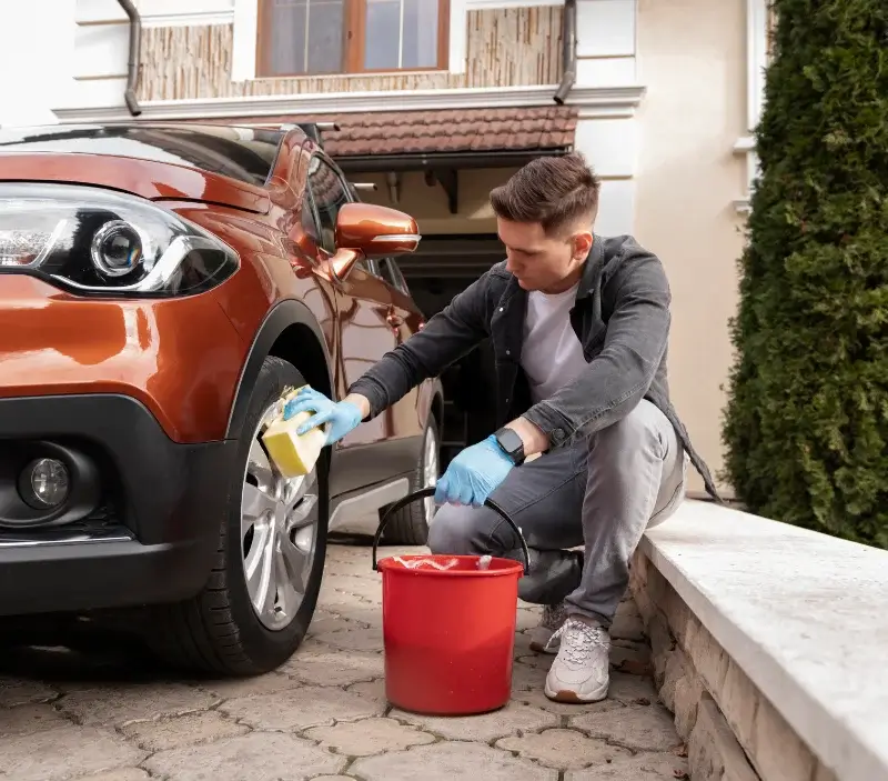 Lavage auto à domicile Dauendorf : professionnel intervenant sur un véhicule